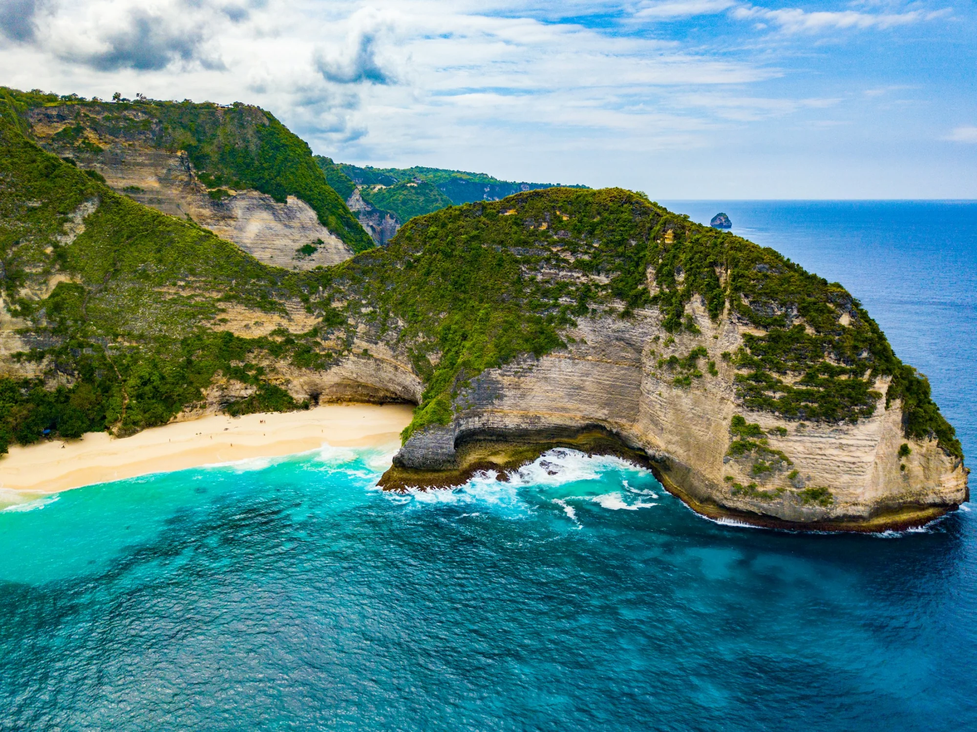 The Kelingking cliff and turquoise bay of Nusa Penida, Bali